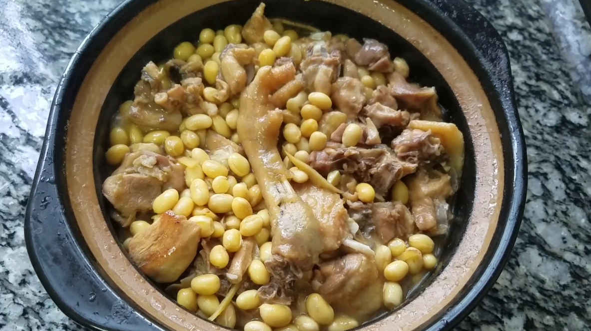 鸡肉焖黄豆,广东很好吃的一道家常菜,做法简单又美味,值得一吃