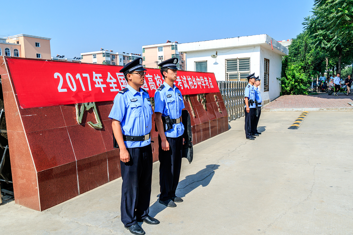 县公安局帮我用180字详细描述