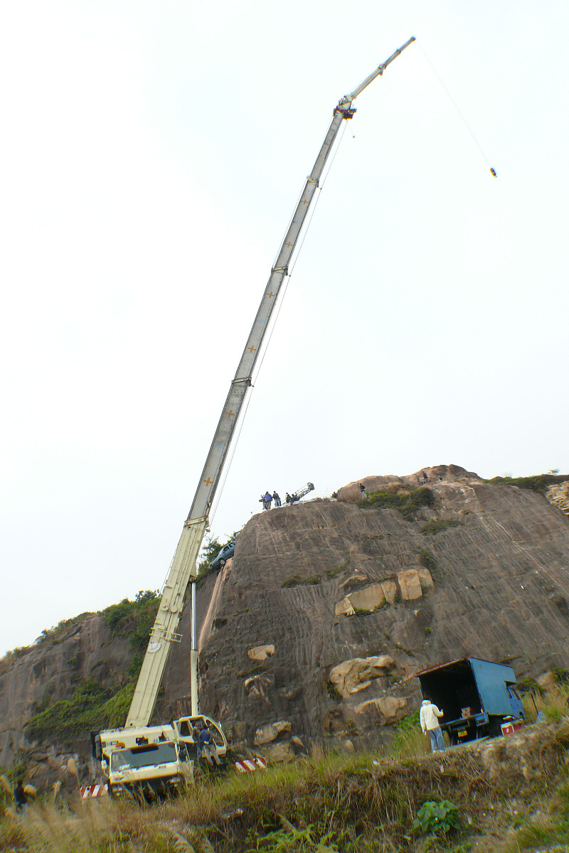 用'脚尖'造句：悬崖边缘的惊险