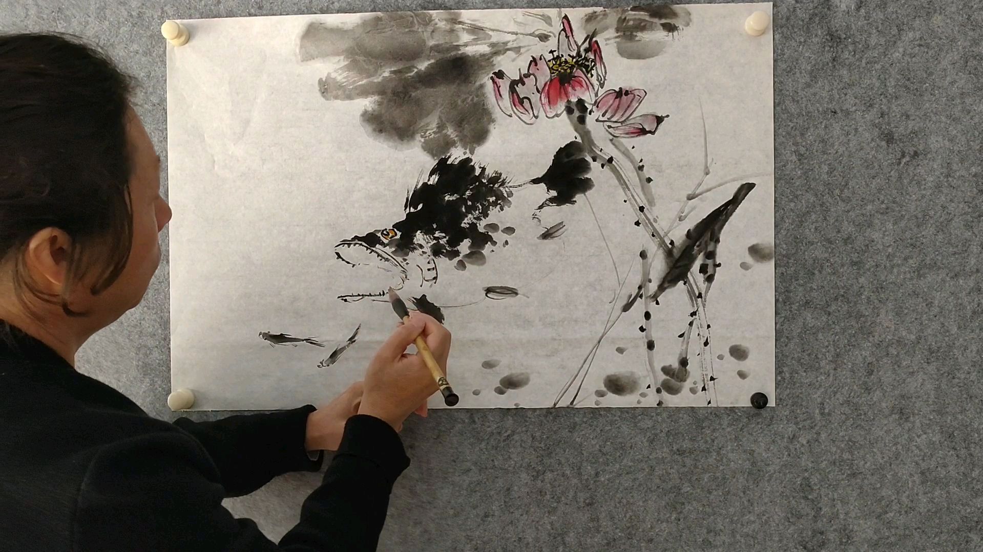 大写意画家朱知非老师现场示范鳜鱼荷花的画法,看完收藏了