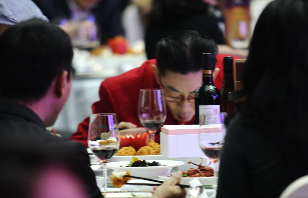 男领导推脱饭局因为一个女的是什么意思