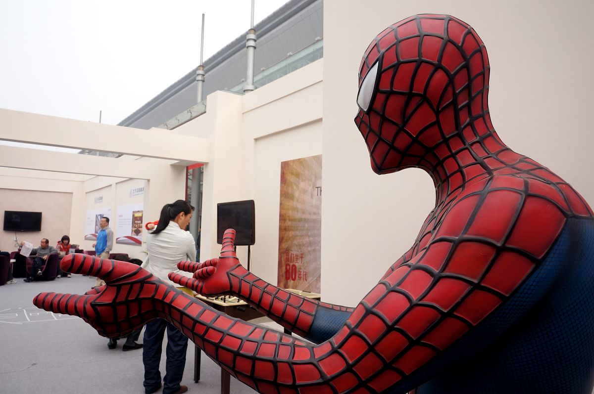 2012年4月21日,济南2012春季房展会上,一参展商将《阿凡达》,《终结者