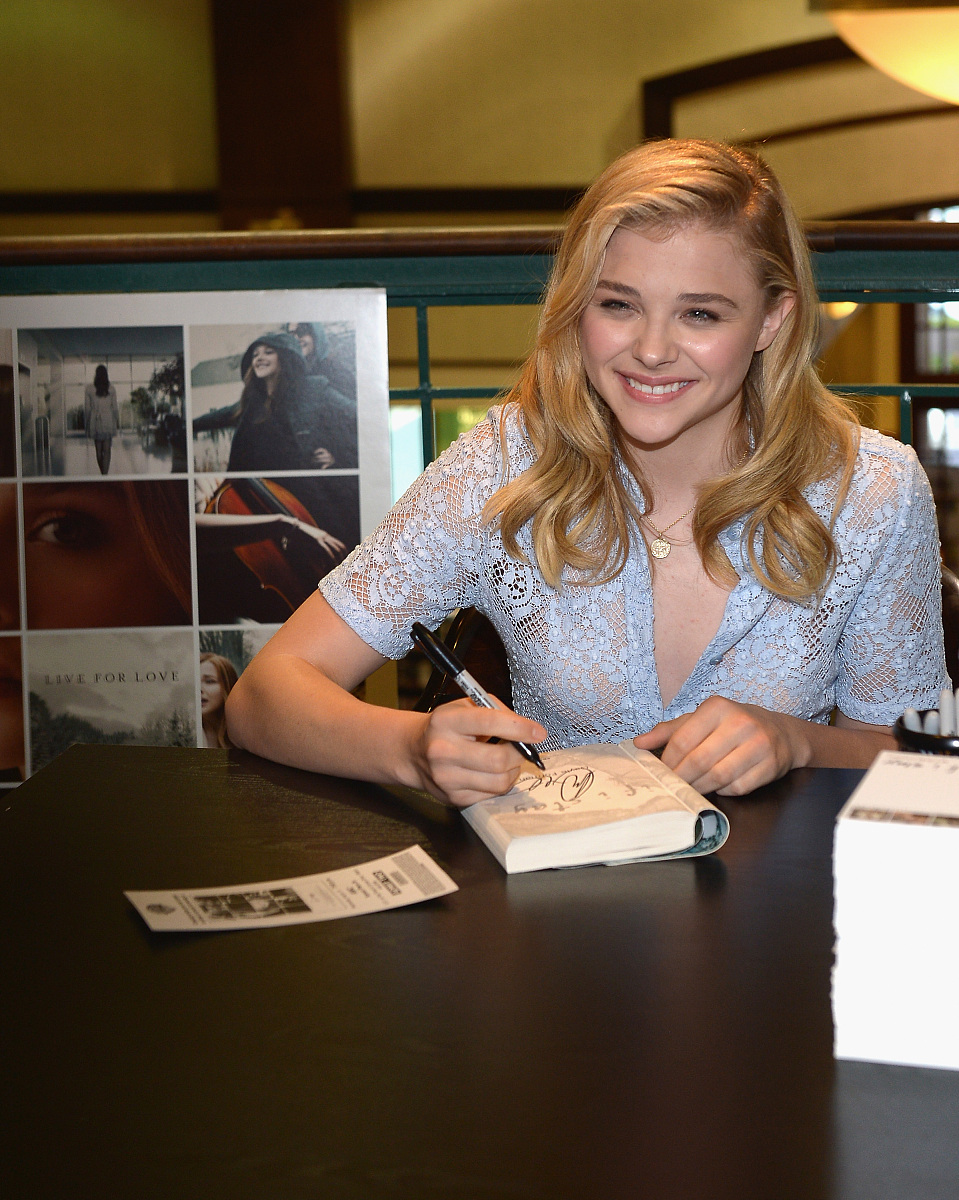 月1日,科洛·莫瑞兹(chloe moretz)为新片《如果我留下》同名<strong>小说</strong>签售