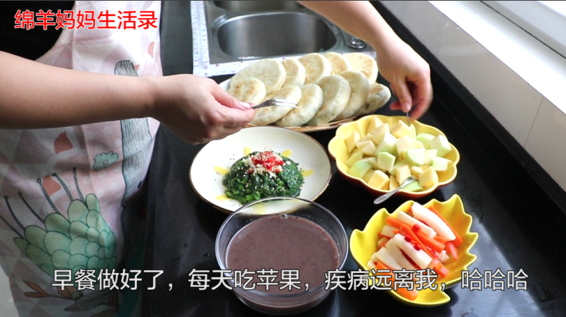 江苏一家三口的早餐,做一锅馅饼搭配蒜蓉菠菜塔,一大盘不够吃