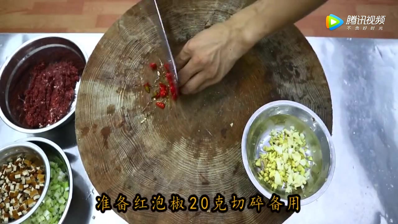 厨师长教你:“芹菜炒牛肉末”的家常做法,很好吃