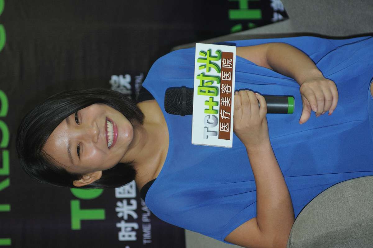 写一篇女排天天为剃腋毛的事而发愁的文章