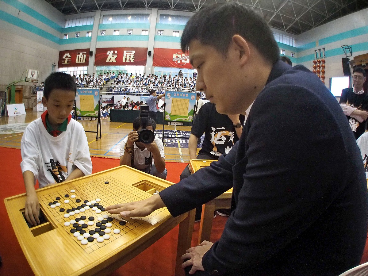 十番棋也称十局棋是围棋比赛的一种形式对弈双方下十局棋先胜六局者获胜这种形式的比赛因对局较多偶然性较小在中国明清时期和日本都流行过在古代比较有名的十番棋有清代黄龙士和徐星友的血泪十局以及范西屏和施襄夏的当湖十局已知甲、乙两人进行围棋比赛每局比赛甲获胜的概率和乙获胜的概率均为且各局比赛胜负相互独立1．12分1若甲、乙两人进行十番棋比赛求甲至多经过七局比赛获胜的概率；2甲、乙两人约定新赛制如下：对弈双方
