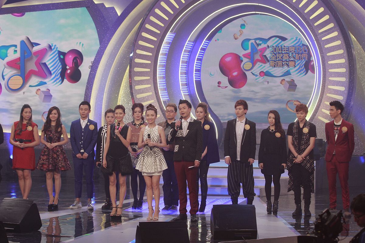 以综艺节目中的主持人和嘉宾阵容为题写一篇1200字文章