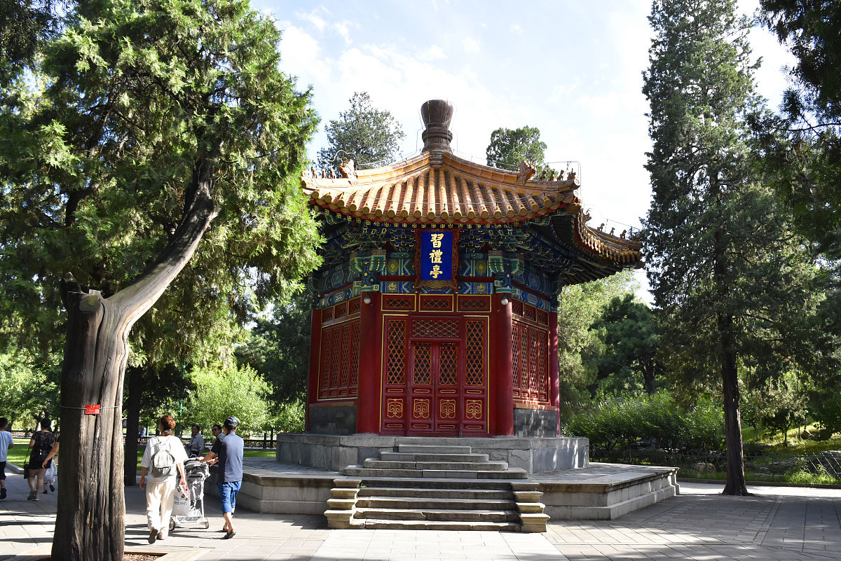 2019年8月14日,北京雨过天晴开启"高清美颜模式",中山公园蓝天白云美