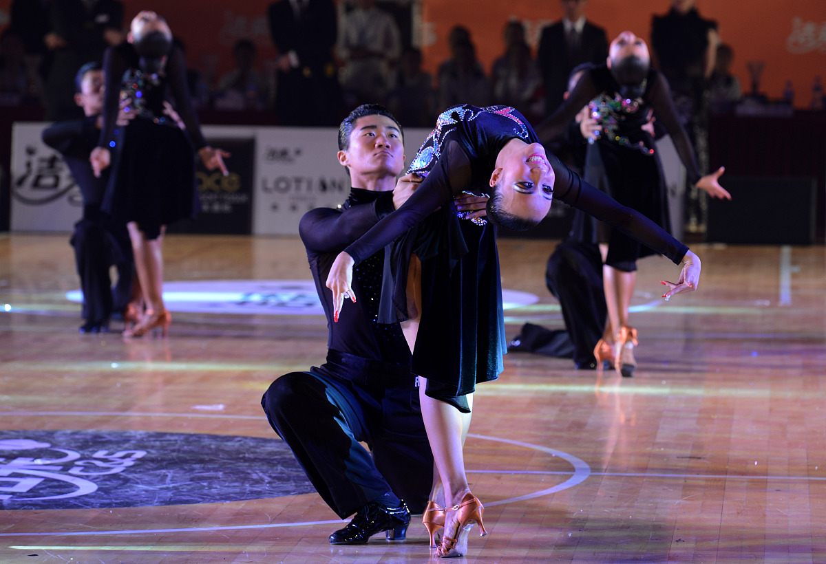 写一个以体育加舞蹈风格的节目串词