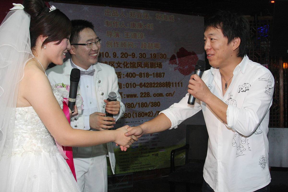 2010年8月30日,北京,话剧《我们结婚吧》发布会.***_***黄渤+++_+++话