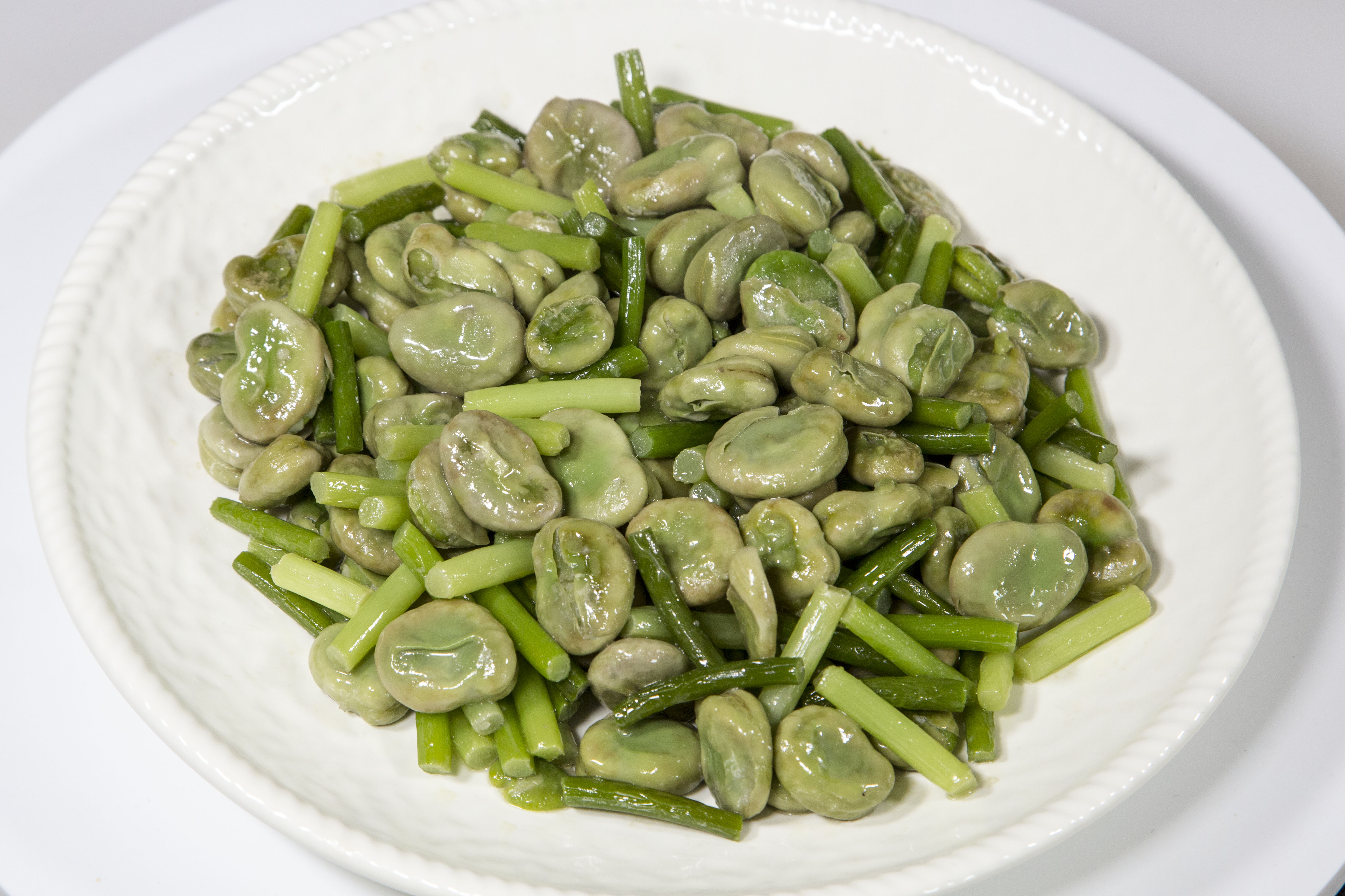 一道非常健康的蒜苗清炒蚕豆，做法简单方便，味道鲜蚕豆鲜蒜苗