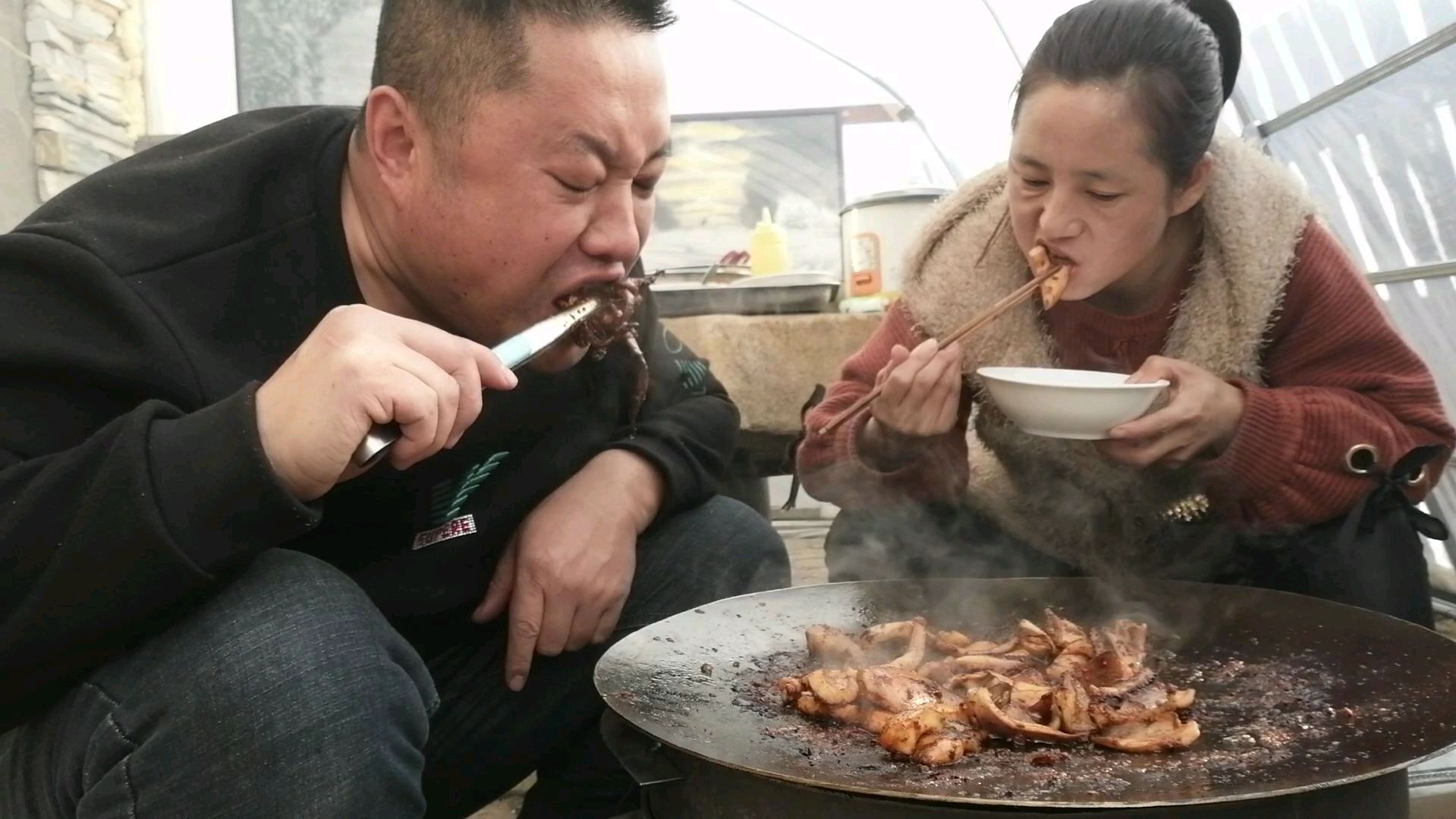 农村大哥25块钱买2斤多鱿鱼,和媳妇吃个农家铁板烧,看着好过瘾