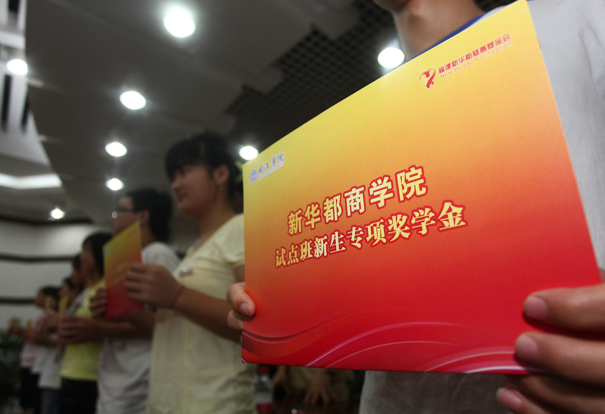 全心全意为人民服务是中国共产党的根本宗旨我们作为大学生也应该从我们力所能及的各方面去践行这条宗旨。请你简单谈一谈在学校生活中你认为我们还需要为同学们或者校园服务的地方并提出一些行为上的建议。