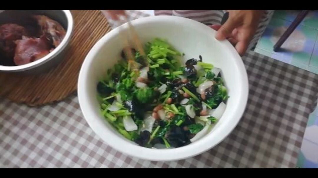 时蔬大拌菜,配绿豆米粥,农家消暑午餐