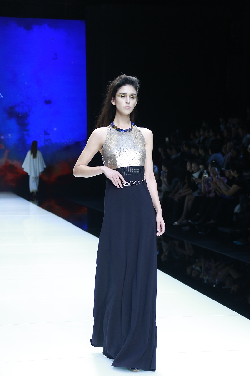 根据洞洞鞋为什么这么火、选择洞洞鞋需谨慎的话题编写一篇时尚资讯不少于六百字