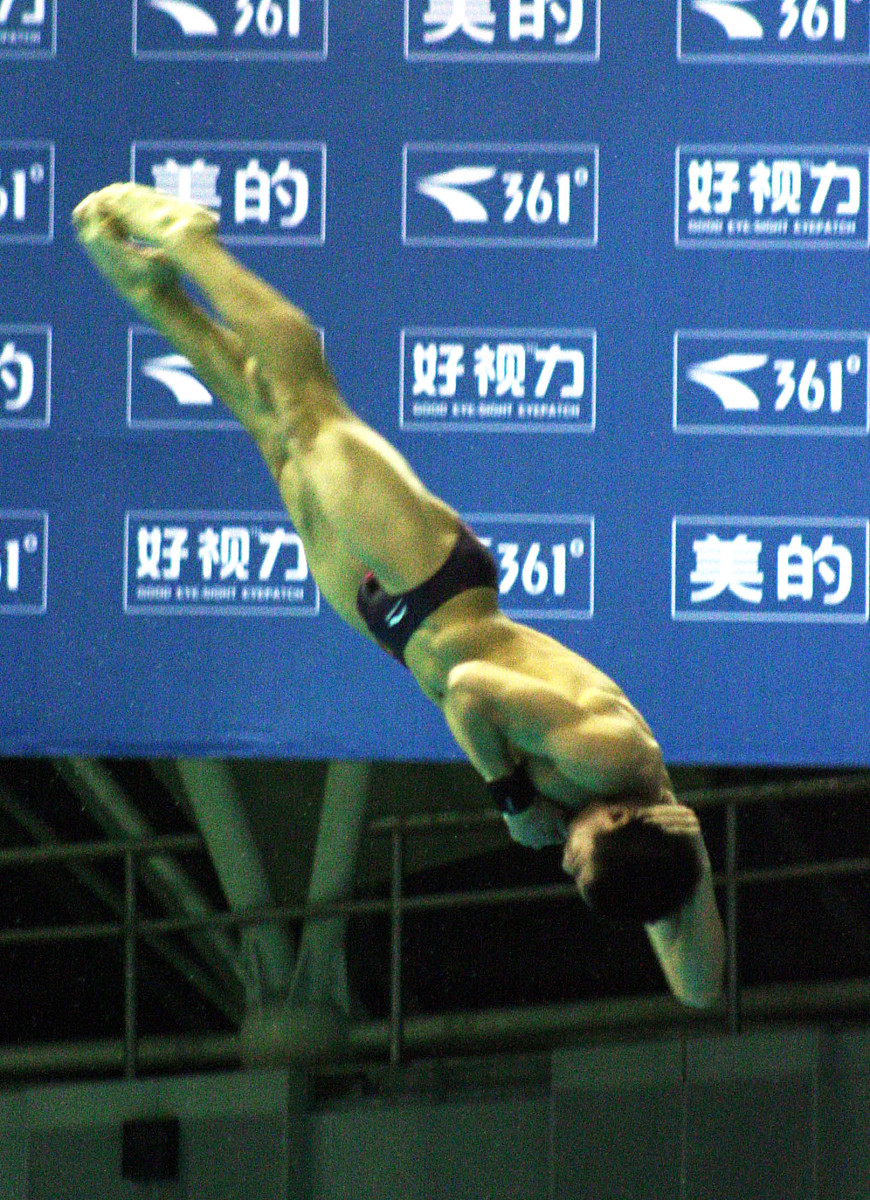 跳水比赛中运动员需要完成规定与自选两种动作。规定动作难度较小为必做动作每个运动员需要在比赛前两轮完成裁判员可以从运动员的完成效果中判定其功底；自选动作为运动员根据自身训练水平而选择难度越大得到高分的可能性也越大。两种动作的总分决定最后的排名。以上材料对我们颇具启示意义。请结合材料写一篇文章体现你的感悟或思考。要求：选准角度确定立意自拟标题；不要套作不得抄袭；不得泄露个人信息；不少于800字。