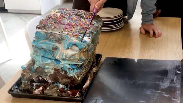 黑暗料理?18种蛋糕混合成的巨型蛋糕