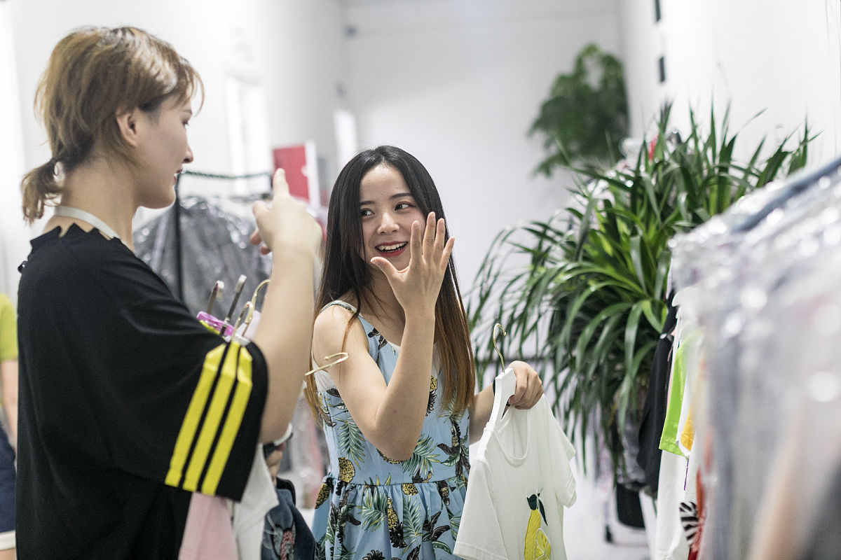 2019年7月17日,杭州,几个月前,紫薇辗转来到杭州,作为国内最大的网红