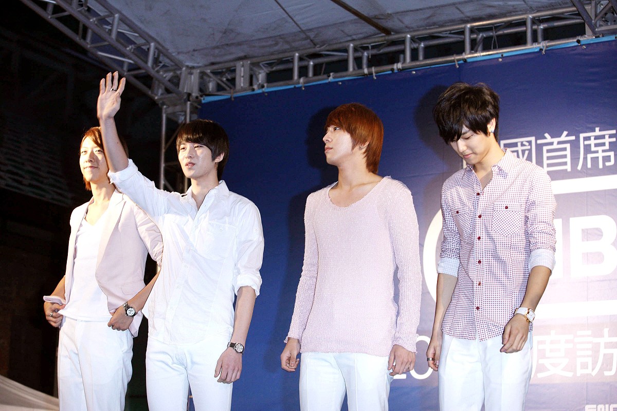 2010年9月24日,台北,韩国首席男生团体cnblue举行签名会.***_***+++_+