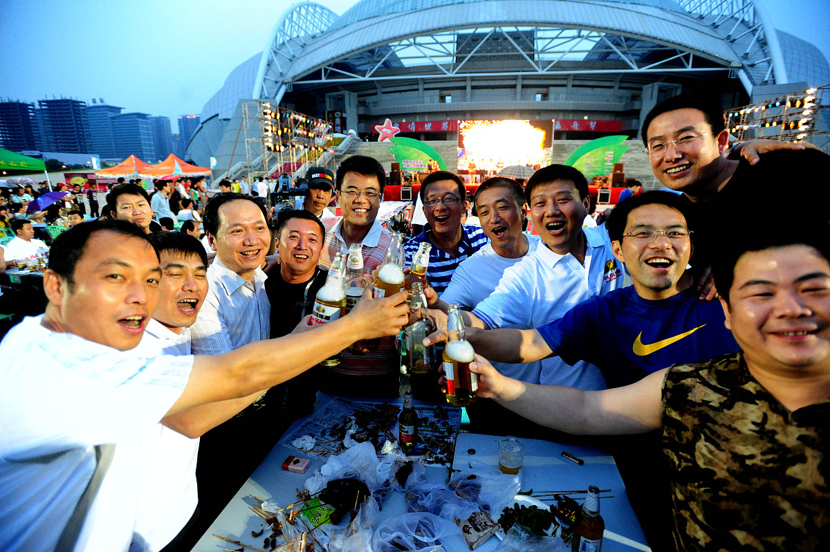 ***_***2010年6月11日,辽宁沈阳,沈阳球迷聚集在一起,为世界杯干杯.当