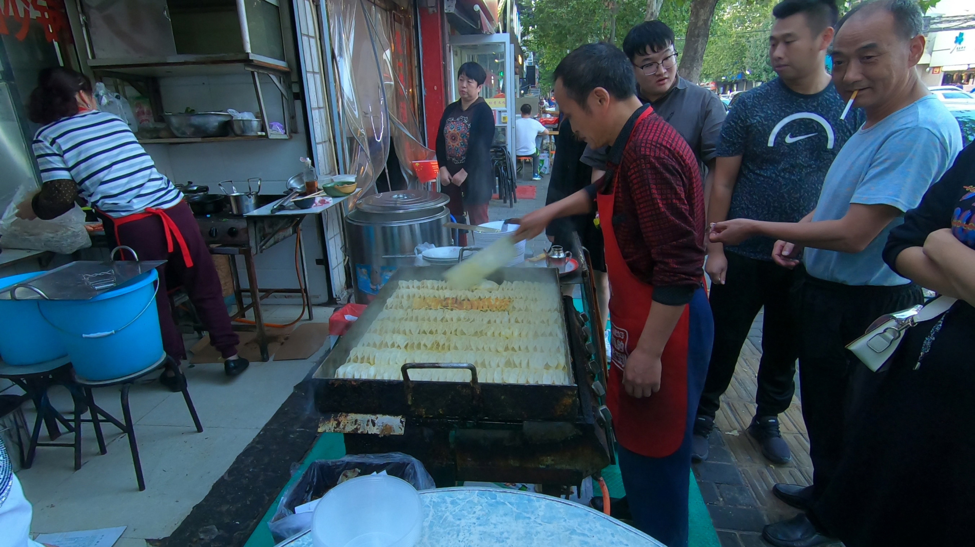 下岗职工卖锅贴22年,一把绿色小喷壶成为标志,22一份出锅全靠抢