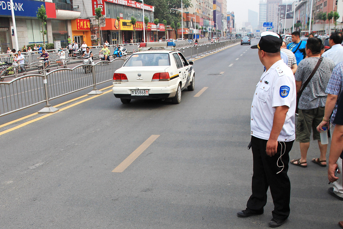 2015年6月7日,郑州,三名参加考试的女生跑错考场,警车紧急出动及时将