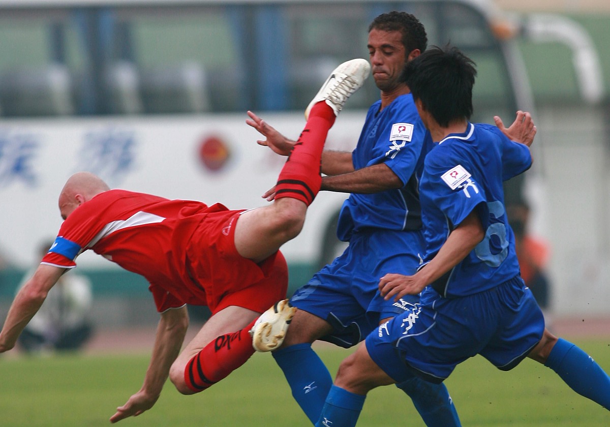 你是一个资深的Word使用人员在Word2007中给大量图片自动修改成高388cm、宽43cm每行4张排列整齐并且在每张图片下方中间位置按顺序加上阿拉伯数字的编号要求写出宏代码而且能在Word2007中运行。