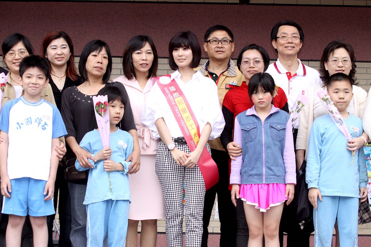 你充当一个写作文员我给你一段话你对这段话进行伪原创、润色改写降低与原文的相似度保持主要意思不变再进行一句话的简单扩写扩写加在原来的内容后面也就是放在同一个pp里面不要放在一个单独的pp里面并且保持html标签不变给你的内容如下： p学校骨干教师团队由南山中学骨干教师、学科带头人市、省、国家级优秀教师、特级教师和按照南山中学优秀教师标准从全国各地优秀高中选拔的优秀教师组成。他