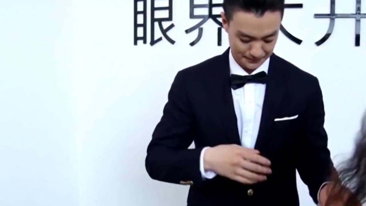 周一围与女助理同喝一杯奶茶显亲密