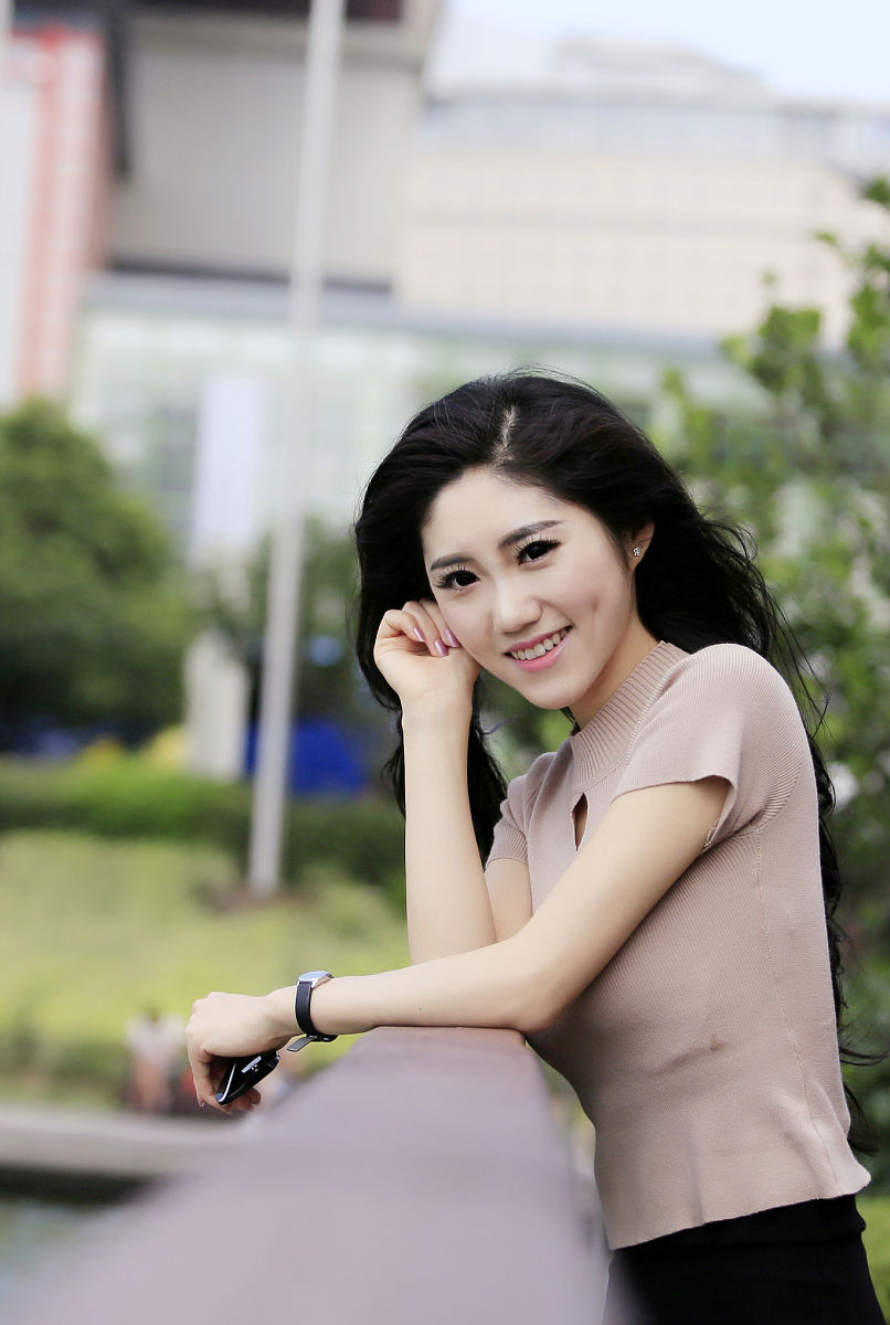 绝色佳人，美得动人心魄：一位女孩的美丽与才华