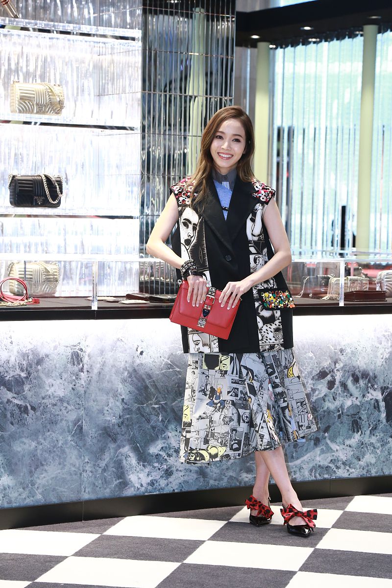 香奈儿T恤引爆时尚圈：一件4500美元的“简单”T恤为何比Prada 1000美元背心更受欢迎？