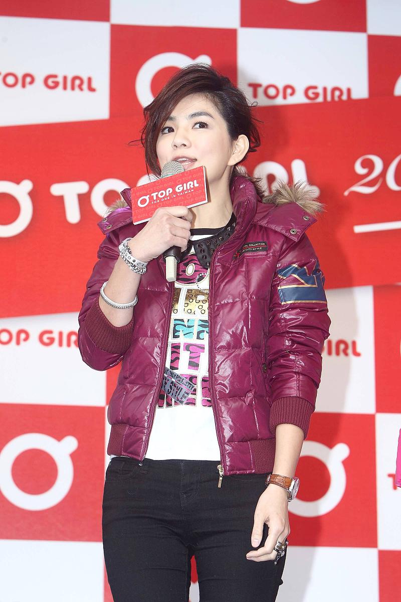 2011年12月18日,台北,s.h.e为品牌服饰担任代言人.***_***+++_+++代言