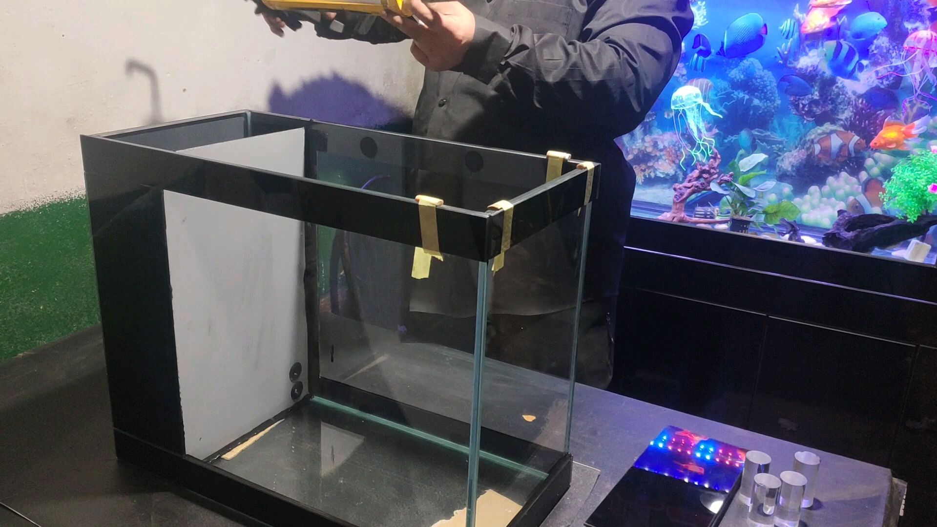 小伙在家创业做鱼缸,生态鱼缸制作,侧滤水循环