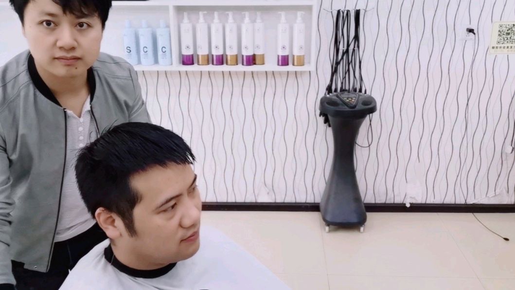 小伙脸型偏圆,这款瓜子头发型完美修饰脸型清爽 干净利落 帅气