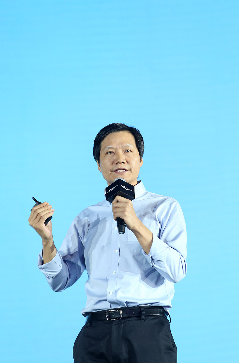 举例30字说明某个人符合以下标准：1、思想上始终保持与长亮科技的高度一致对长亮事业和同事真心诚意绝无二心。2、主动带领团队认可公司。