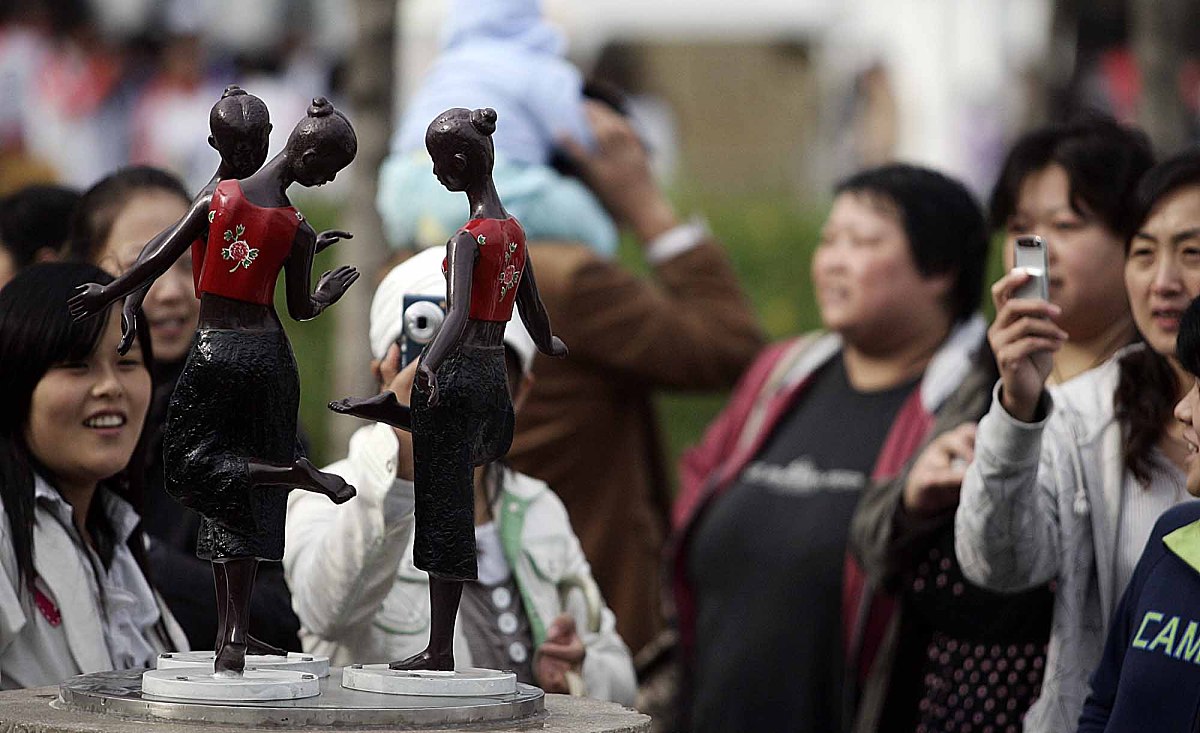 2008年10月5日下午,103米长,由2008北京奥运会参会国国旗,会旗组成的