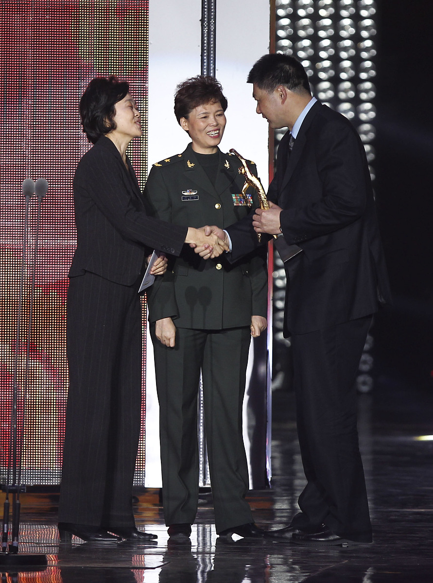 我需要一个公司内部颁奖典礼的流程和主持词，开头是：2022年，是公司发展的一年，涌现了一批积极进取，勇于奉献的优秀员工，他们获得了公司的奖项。剩下的你按照流程来续写……