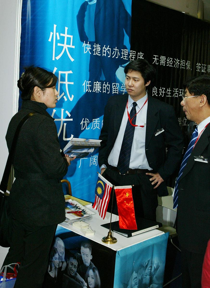 2004年2月21日,北京第九届中国国际教育巡回展.问得仔细.+++_+++中国