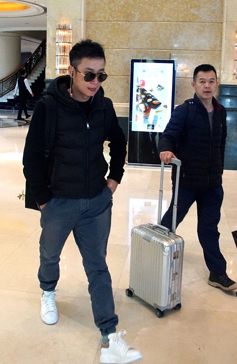 黄景瑜与弟弟户外徒步旅行，传递温暖与成长