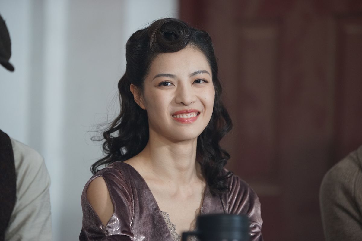 金燕西：美丽自信的女孩形象描写