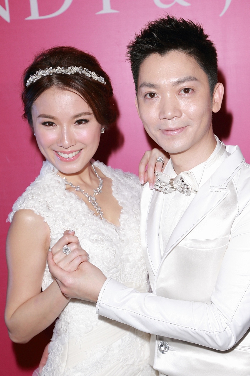 20<strong>1</strong>3年2月2日,香港,现年43岁的风水师李丞责迎娶27岁的港姐冠军刘倩婷