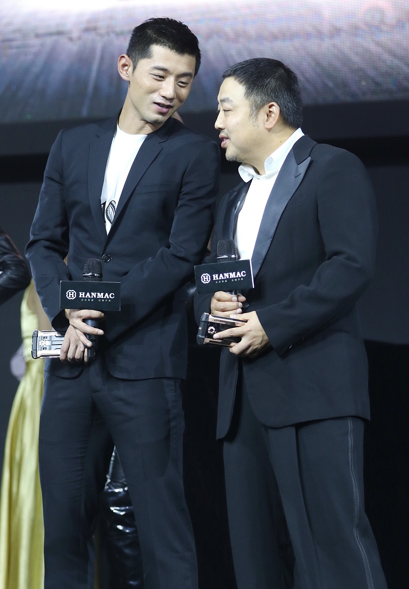 将这段话扩展：最近有传闻称张继科因借钱欠债及传播女演员隐私视频引起持续关注。对此张继科工作室已两次发表声明否认。然而由于相关词条持续上榜热搜许多网友对张继科的身份感到好奇。媒体报道中将张继科称为退役乒乓球运动员但实际上他并未正式宣布退役刘国梁曾在接受采访时透露张继科希望和好友马龙一起退役。虽然近年来未参加比赛但他并未宣布退役因此也没有个人积分被国际乒联从排名中移除。在中国体坛许多名将退役后会选择赛