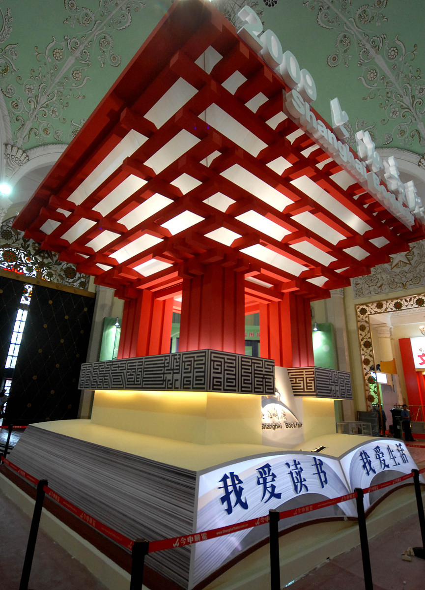 (禁止上海媒体下载)2009年8月12日,将于8月13号开幕上海书展布展就绪.