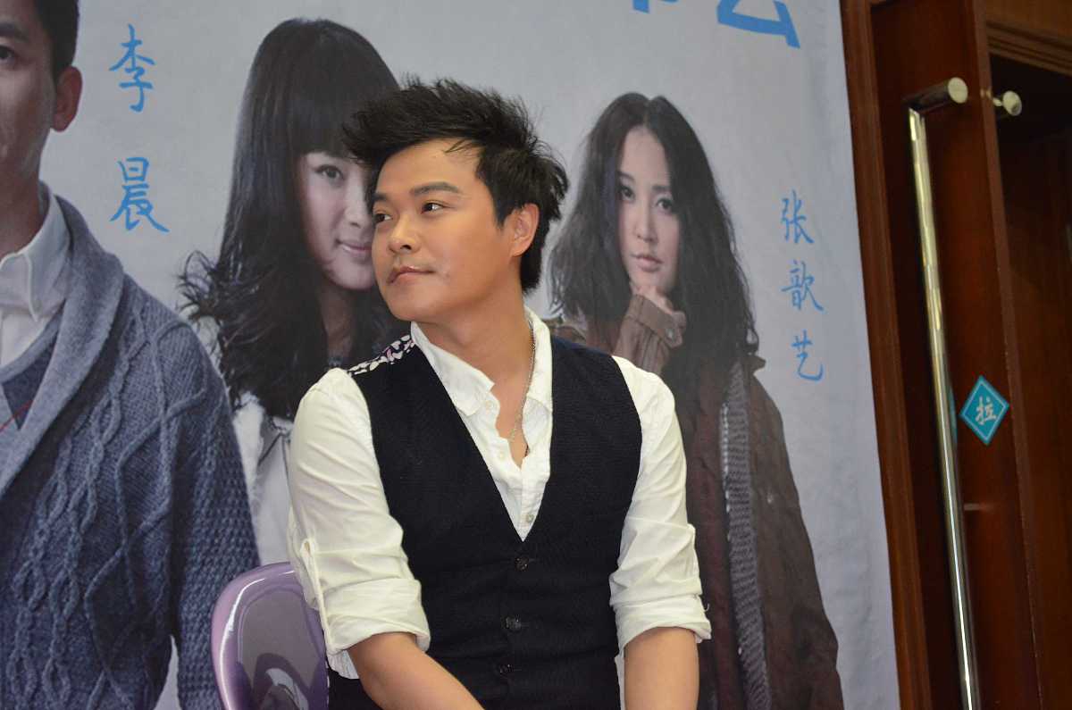 优化下面的文章车子停稳我两个自从一边下车他人高腿长走了没几步就跟我甩开了距离不知情的人见了还以为出事的不是我亲爹而是他亲爹。我正准备小跑着跟上去庄之白却停下脚步回头还朝我伸出了手。如果在半个小时前他对我这么体贴主动我一定嘎嘎乐现在却觉得他只是在怜悯我或许还在心里觉得我是遇到点事就没有主心骨的废物。不过没关系爱上一个人就是从心生怜悯开始的。我跟他手牵手往病房走去虽然这种时候还想着情情爱爱有点大逆不道