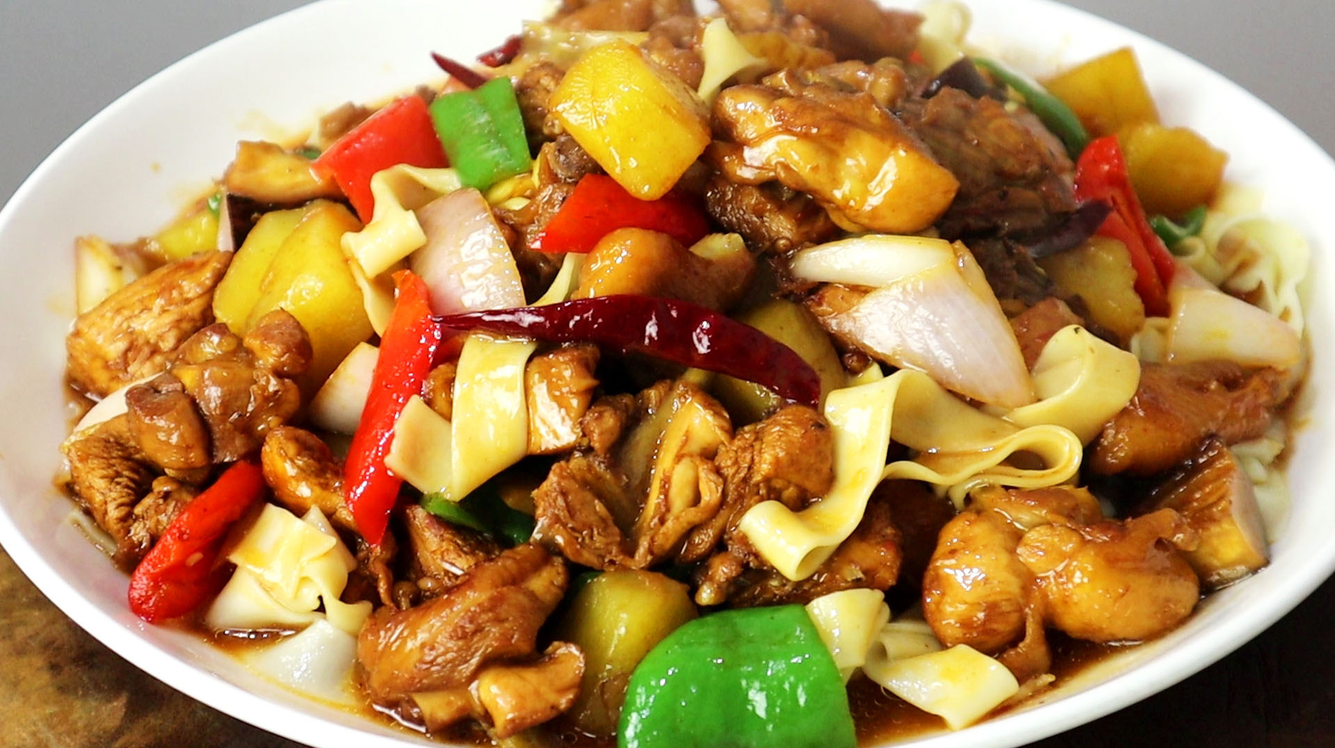 大盘鸡最好吃的做法,鸡肉鲜香滑嫩,面条筋道,上桌连汁都不剩