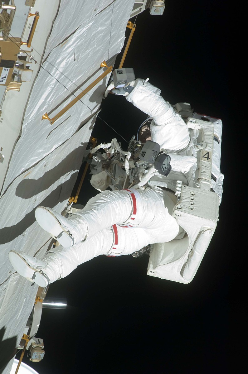 这张由美国宇航局(nasa)2009年7月21日公布的照片显示,美国"奋进"号航