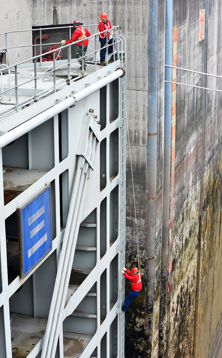 评估和控制天车防跳钢梁改造过程潜在的风险。