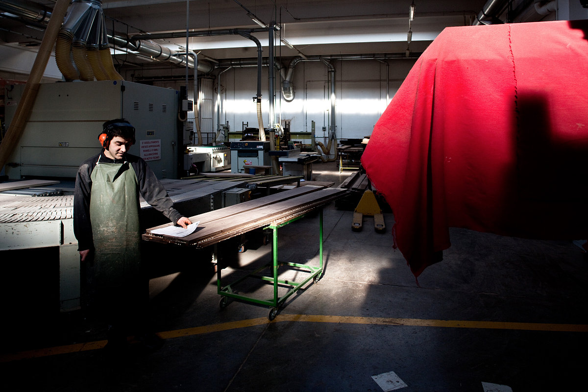 请用中文将原文进行改写通过调整语序、增减字数、替换同义词等方式避免与原文出现连续8个字相同的句子使这段话更具有逻辑符合论文的规范原文为：最后真挚地感谢各位评审专家对我的论文提出宝贵的意见。祝愿各位评审专家身体健康工作顺利!