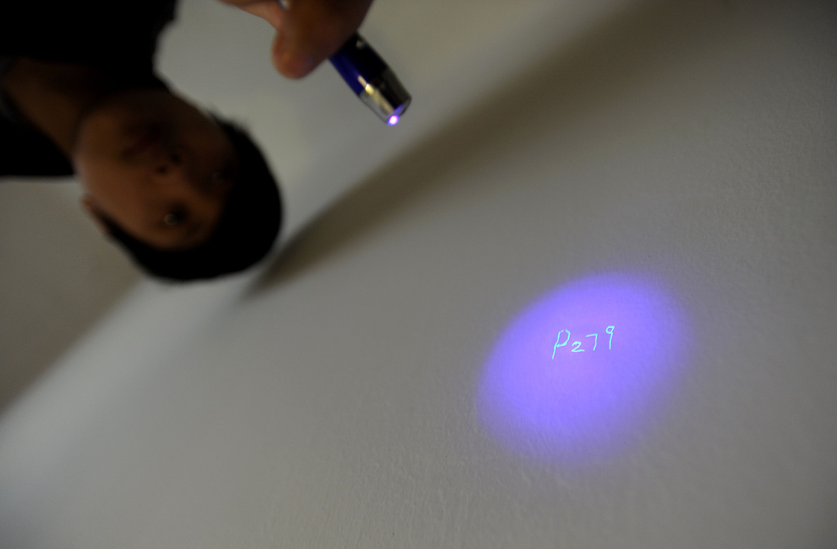 丢失的录像带中文版是一款精心制作、深度足够的密室逃亡游戏。纵情探险的感觉犹如身临其境充满吸引力。且游戏以玩家自由探索为主线有别于其他密室逃亡游戏的直观规则给予玩家更大的自由度。游戏中一些看似简单的谜题却极具挑战性让游戏更有成就感。续写这段话